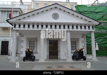 Regierungsgebäude in El Peñon in Gibraltar. Natur, Architektur, Geschichte, Street Photography. Juli 10, 2014. Gibraltar, Großbritannien. Stockfoto