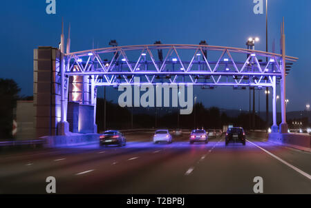 Johannesburg, Gauteng, Südafrika - März 30th, 2019. Umstrittene E-Maut Gantry, Tor auf einer Autobahn. In der Nacht zu dem berüchtigten blau, um anzuzeigen Stockfoto