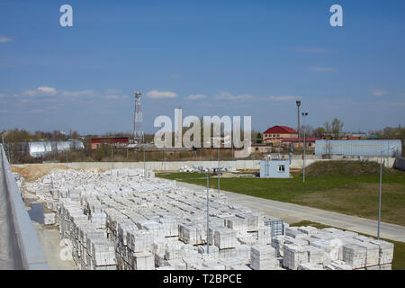 Ansicht der Fabrik zur Herstellung von Porenbeton. Viele Pakete von Blöcken auf Paletten, der eine auf dieser, der andere auf Lager. Ansicht von oben Stockfoto