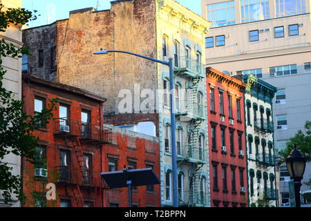 New York City - alten Mietshaus Gebäude in Italien wenig 2018 Stockfoto