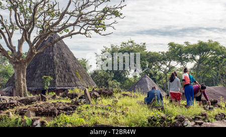 Ruteng Puu traditionelles Dorf, Insel Flores, Indonesien. Indonesischen Familie, Besuch der örtlichen Gräber ihrer Vorfahren. Ländliche Asien lifestyle Stockfoto