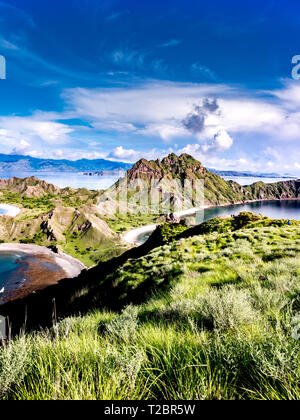 Luftaufnahme von Hügeln in Pulau Padar Insel zwischen Komodo und Rinca Inseln in der Nähe von Labuan Bajo in Indonesien. Stockfoto
