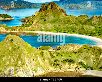 Luftaufnahme von Hügeln in Pulau Padar Insel zwischen Komodo und Rinca Inseln in der Nähe von Labuan Bajo in Indonesien. Stockfoto