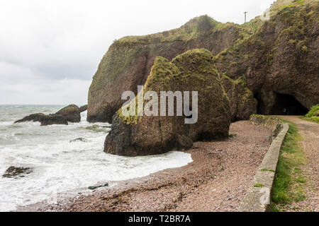 Cushendun, Nordirland. Die cushendun Höhlen, ein berühmter Drehort für Fantasy zeigt Stockfoto