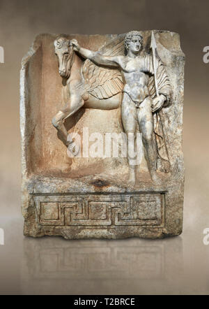 Römische Sebasteion Relief von Bellerophon Aphrodisias Museum, Aphrodisias, Türkei. Gegen eine Art Hintergrund. Bellerophon war eine lykische Held Stockfoto