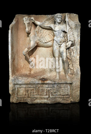 Römische Sebasteion Relief von Bellerophon Aphrodisias Museum, Aphrodisias, Türkei. Vor einem schwarzen Hintergrund. Bellerophon war ein Ihr LYKISCHE Stockfoto