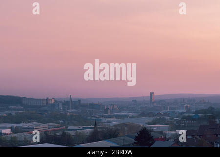 Luftaufnahme von Sheffield City in einem schönen rosa Feder Sonnenuntergang im März 2019 Stockfoto