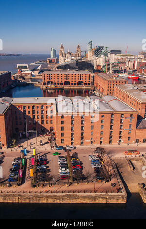 Eine Luftaufnahme des Albert Dock und Liverpool waterfront pierhead mit der Leber Hauptgebäude und dem neuen Museum. Stockfoto