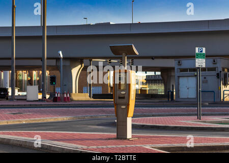 Dubai, Vereinigte Arabische Emirate; 1. April 2019; Klemme (Arbeiten an Solar Batterien) in einem leeren bezahlten Parkplatz Stockfoto