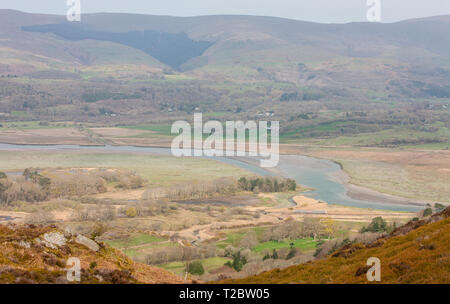 Ländliche, Zug, Service, zwei, Zug, Wagen, von oben Dovey/Dyfi, Dovey Tal, Dyfi Tal, das Tal Mündung, über dem Dorf von Ofen, Ceredigion, Wales, Großbritannien Stockfoto