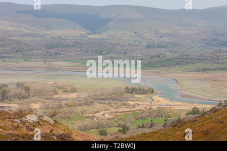 Ländliche, Zug, Service, zwei, Zug, Wagen, von oben Dovey/Dyfi, Dovey Tal, Dyfi Tal, das Tal Mündung, über dem Dorf von Ofen, Ceredigion, Wales, Großbritannien Stockfoto