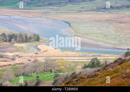 Ländliche, Zug, Service, zwei, Zug, Wagen, von oben Dovey/Dyfi, Dovey Tal, Dyfi Tal, das Tal Mündung, über dem Dorf von Ofen, Ceredigion, Wales, Großbritannien Stockfoto