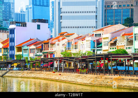 Stadtbild mit bunten Bars, Restaurants und Geschäfte entlang des Singapore River Boat Quay, Wolkenkratzer der modernen Architektur im Hintergrund Stockfoto