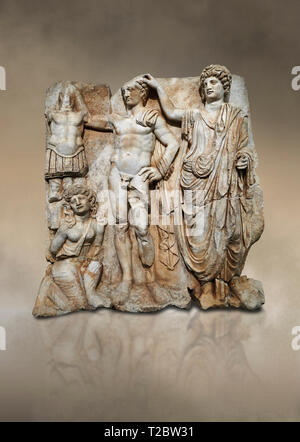 Römische Sebasteion Relief des Kaisers und römischen Volkes, Afrodisias Museum, Aphrodisias, Türkei. Gegen eine Art Hintergrund. Der Kaiser Stockfoto