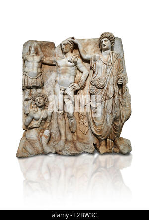 Römische Sebasteion Relief des Kaisers und römischen Volkes, Afrodisias Museum, Aphrodisias, Türkei. Vor einem weißen Hintergrund. Die empero Stockfoto