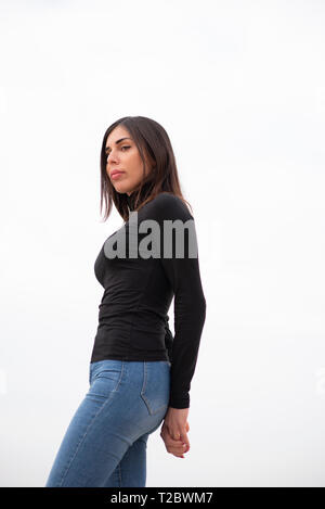 Schöne junge Frau, die draußen nach unten schauen. Stockfoto