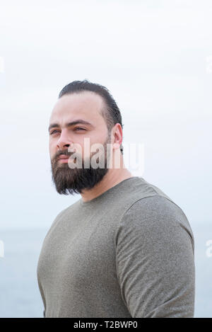 Nachdenklich, bärtiger Mann weg schauen im Freien Stockfoto