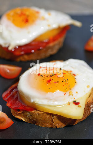 Spiegelei und Käse auf Toast Stockfoto