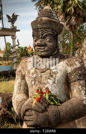 Kambodscha, Kampong (Kompong Cham), Banteay Prei Nokor, Wat Nokor, alten Khmer Gottheit Statue mit blume Angebot in Händen Stockfoto