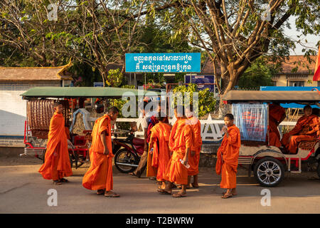 Kambodscha, Kampong (Kompong Cham), Banteay Prei Nokor, Mönche ausserhalb Klosterschule bei Moto remork nach Sammeln von Almosen. Stockfoto