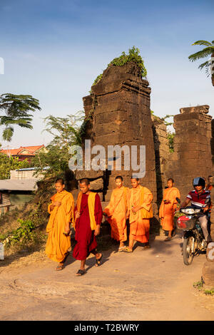 Kambodscha, Kampong (Kompong Cham), Banteay Prei Nokor, Mönch der Rückkehr in das Kloster durch die antiken Stein Gateway mit Almosen Stockfoto