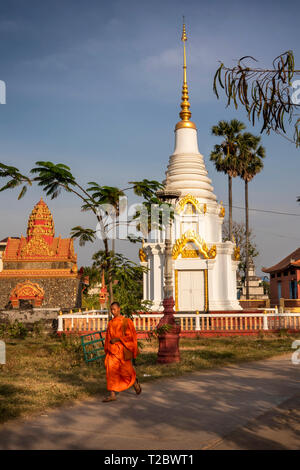 Kambodscha, Kampong (Kompong Cham), Banteay Prei Nokor, Mönch zurück zu Kloster mit Almosen Stockfoto