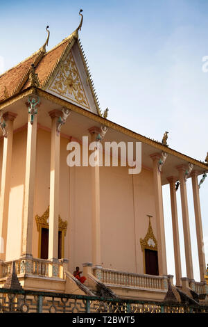 Kambodscha, Kampong (Kompong Cham), Banteay Prei Nokor, Vihara Gebet Hall, Mönch Lesung buddhistischer Text auf Schritte Stockfoto