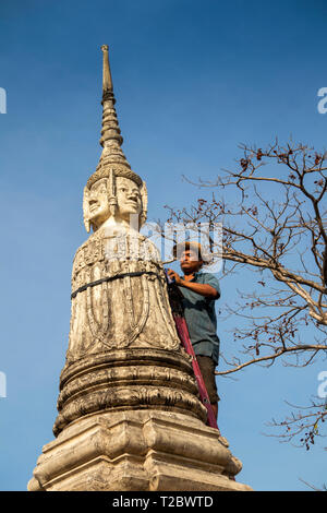 Kambodscha, Kampong (Kompong Cham), Banteay Prei Nokor, mann Reinigung vier konfrontiert Stupa bereit im klostergelände zu malen Stockfoto