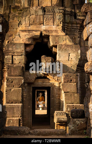 Kambodscha, Kampong (Kompong Cham), Banteay Prei Nokor, historische Tempel Wat Nokor, geschnitzte Buddha in Nische Stockfoto