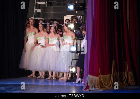 Tänzer aus die kubanische Nationalballett warten in der Phase Flügel für den Prinzen von Wales und die Herzogin von Cornwall im Rahmen einer Gala die kulturelle Leistung im Gran Teatro de La Habana Alicia Alonso, in Havanna, Kuba durchführen, als Teil einer historischen Reise, die feiert die kulturellen Bindungen zwischen dem Vereinigten Königreich und den kommunistischen Staat. Stockfoto