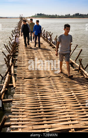 Kambodscha, Kampong (Kompong Cham), Koh Paen; Inselbewohner Kreuzung Hand gebaut bamboo Brücke Fluss Insel Ko Pen Stockfoto