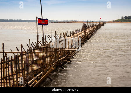 Kambodscha, Kampong (Kompong Cham), Koh Paen; ausländische Touristen Kreuzung Hand gebaut bamboo Brücke Fluss Insel Ko Pen Stockfoto