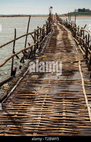 Kambodscha, Kampong (Kompong Cham), Koh Paen; Fluss Mekong Hochwasser Hand gebaut bamboo Brücke Fluss Insel Ko Pen Stockfoto