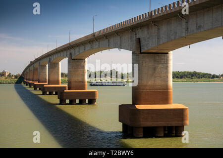 Kambodscha, Kampong (Kompong Cham), Bootsfahrt vorbei an unten Kizuna Brücke der Autobahn 7 über den Fluss Mekong Stockfoto