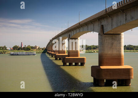 (Kambodscha, Kampong Cham, Kompong) Kizuna Brücke der Autobahn 7 über den Fluss Mekong als Fluss Kreuzfahrt Schiff der französischen Tower geht Stockfoto