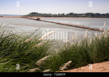 Kambodscha, Kampong (Kompong Cham), Koh Paen; Hand gebaut bamboo Brücke Fluss Insel Ko Pen Stockfoto