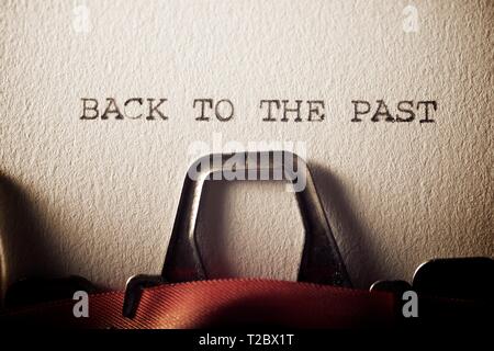 Der Satz, zurück in die Vergangenheit, mit einer Schreibmaschine geschrieben. Stockfoto