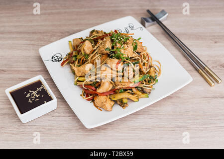 Mit Sojasoße Yakisoba auf einem Holztisch Stockfoto