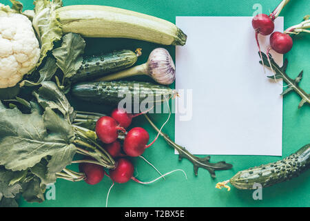 Layout aus frischem Gemüse mit weißem Papier Karte. Ansicht von oben. Stockfoto