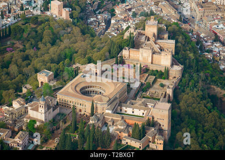 LUFTAUFNAHME. Die Festung Alhambra auf einem Hügel mit Blick auf die Stadt Granada. Andalusien, Spanien. Stockfoto