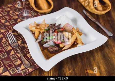 Lomo saltado mit weißer Reis und Pommes Frites Stockfoto