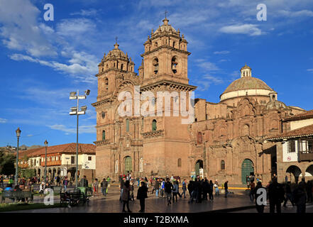 Kirche der Gesellschaft Jesu oder Iglesia de La Compania de Jesus auf dem Hauptplatz von Cusco, Peru Stockfoto