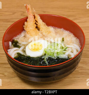 Tempura udon mit gebratenen Garnelen, gekochtes Ei, grüne Algen, Lauch, typische Nudeln traditionelle japanische Küche Stockfoto