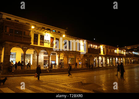 Historischen Gebäuden aus der Kolonialzeit auf der Plaza de Armas Platz mit vielen Besucher bei Nacht, Cusco, Peru, Südamerika Stockfoto