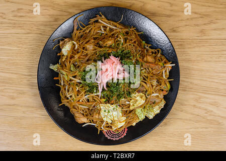 Soja Spaghetti mit Hähnchen und Gemüse Curry, mit gedünstetem Rosenkohl eingerichtet, Rosa rote Beete und gehackte Petersilie Stockfoto