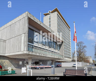 Plymouth Council House neben dem ehemaligen Hochhaus des Civic Center. Das Civic Center wird ab 2023 in Wohnungen umgewandelt. Stockfoto