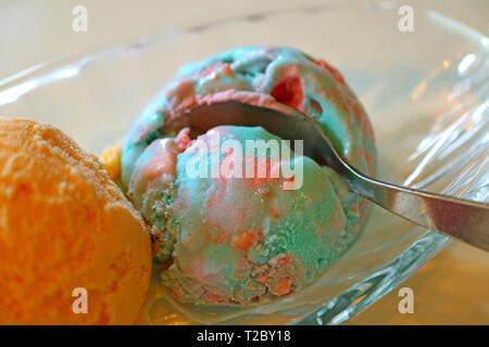 Geschlossen bis Löffel Schaufeln bis Pastell Color Bubble Gum Eis in einem Glasgefäß Stockfoto