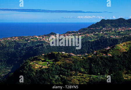 Blick auf Haus und Dörfer entlang der Küste von Madeira, Portugal, Europa Stockfoto