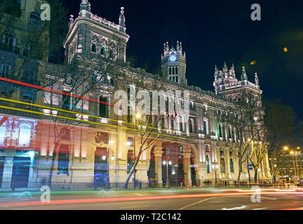 Central Post Office (Palacio de Kommunikation) bei Nacht beleuchtet auf der Plaza de la Cibeles (cybeles Platz) bei Nacht beleuchtet Stockfoto