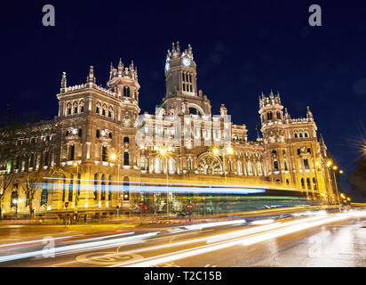 Central Post Office (Palacio de Kommunikation) bei Nacht beleuchtet auf der Plaza de la Cibeles (cybeles Platz) bei Nacht beleuchtet Stockfoto